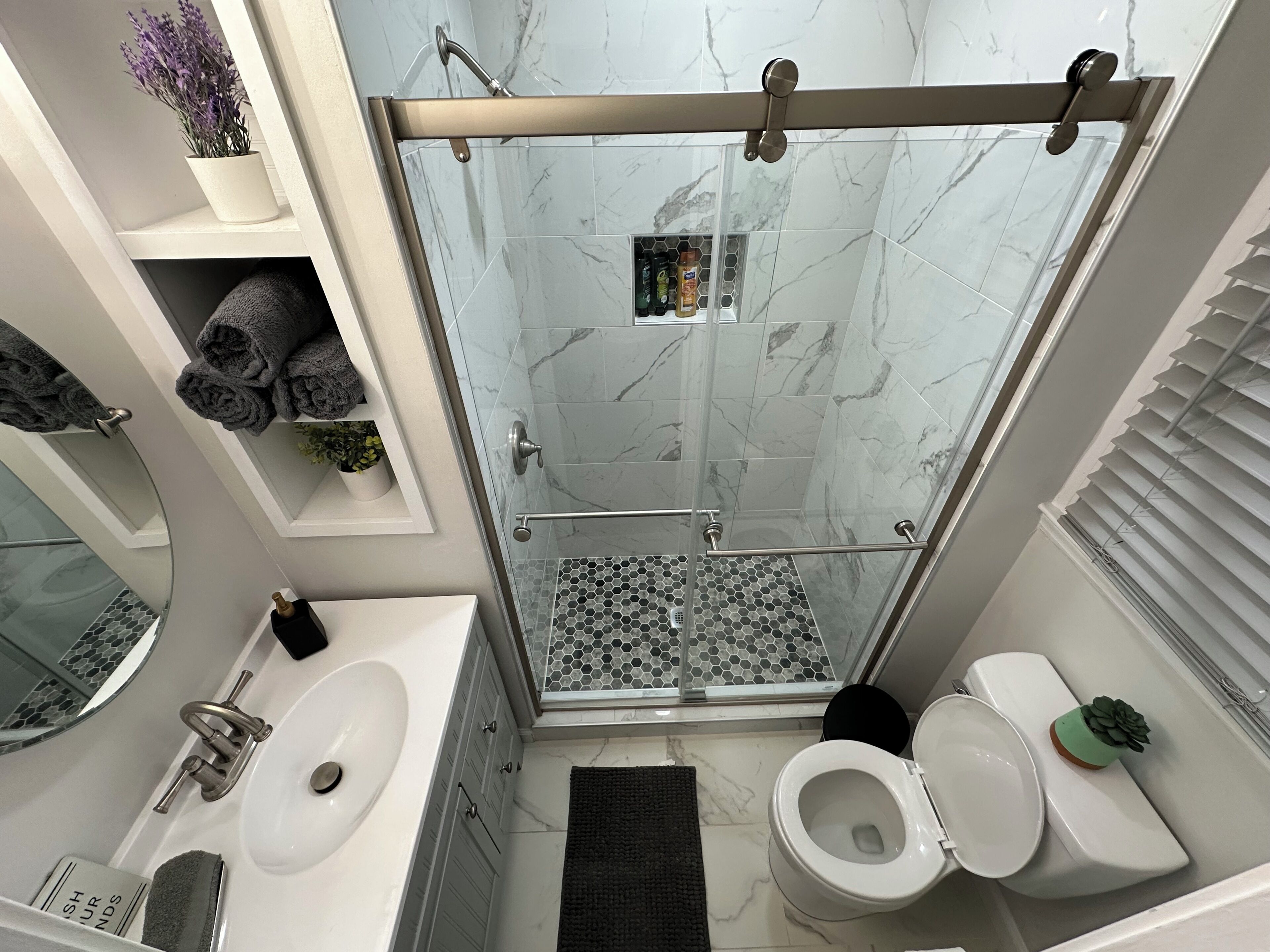 Haartrockner, Handtücher, Seife, Toilettenpapier
