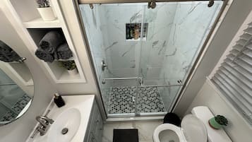 Hårtørrer, håndklæder, Sæbe, Toiletpapir