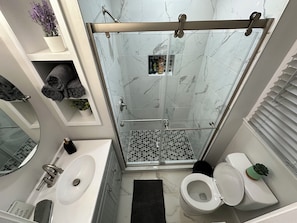 Haartrockner, Handtücher, Seife, Toilettenpapier