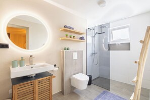 Shower, hair dryer, towels, soap - Walk to Mambo Beach – Stylish Ocean Breeze Apartment (Willemstad)