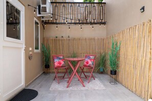 Outdoor dining - Walk to Mambo Beach – Stylish Ocean Breeze Apartment (Willemstad)