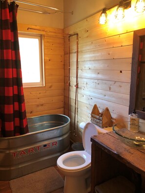 Towels, soap, toilet paper - 131, Cabanes Appalaches (Notre-Dame-du-Rosaire)