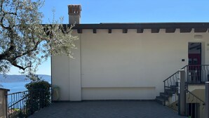 Un bâtiment doté d’un toit plat, d’une cheminée et d’un escalier menant à un étage supérieur.