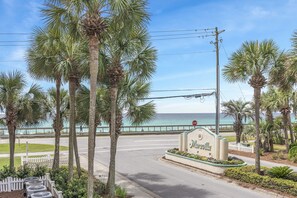 A street sign for Maravilla with a clear view of the ocean in the background. - ☀️Maravilla 3208 | Walk 2 Beach | Free beach service | 2 Pools + Hot Tub⛱️ (Miramar Beach)