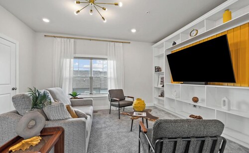 Luxury Furnished 3BR Townhome-Walk to Rio and Crown Plaza Garage-Modern Finishes
