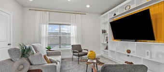 Luxury Furnished 3BR Townhome-Walk to Rio and Crown Plaza Garage-Modern Finishes