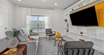 Luxury Furnished 3BR Townhome-Walk to Rio and Crown Plaza Garage-Modern Finishes
