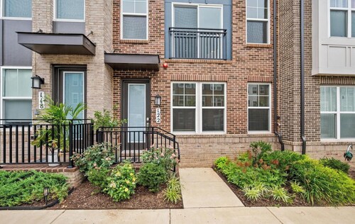 Luxury Furnished 3BR Townhome-Walk to Rio and Crown Plaza Garage-Modern Finishes