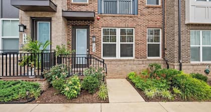 Luxury Furnished 3BR Townhome-Walk to Rio and Crown Plaza Garage-Modern Finishes