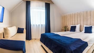 Double or Twin Room, Multiple Beds, Patio, Courtyard View | In-room safe, desk, iron/ironing board (on request), WiFi (free)