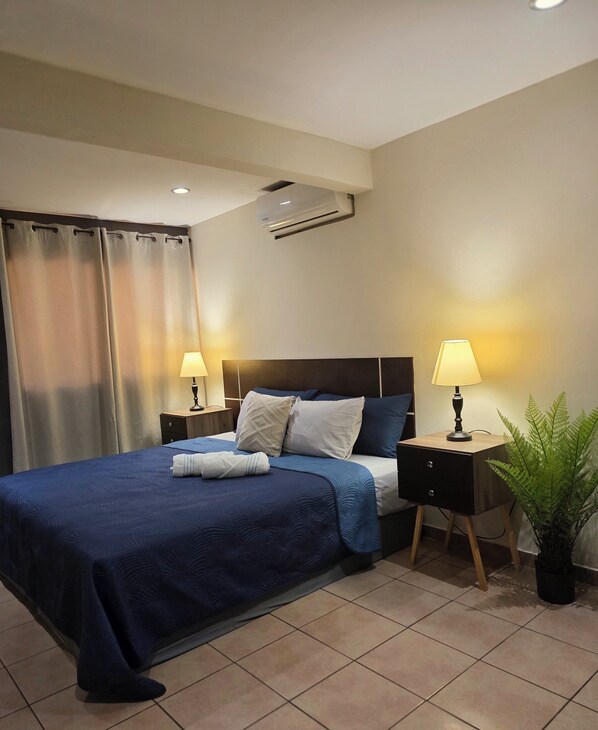 Room - Vrbo Property (San Salvador)
