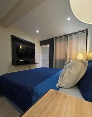 Room - Vrbo Property (San Salvador)