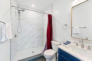 Een haardroger, handdoeken, zeep, toiletpapier