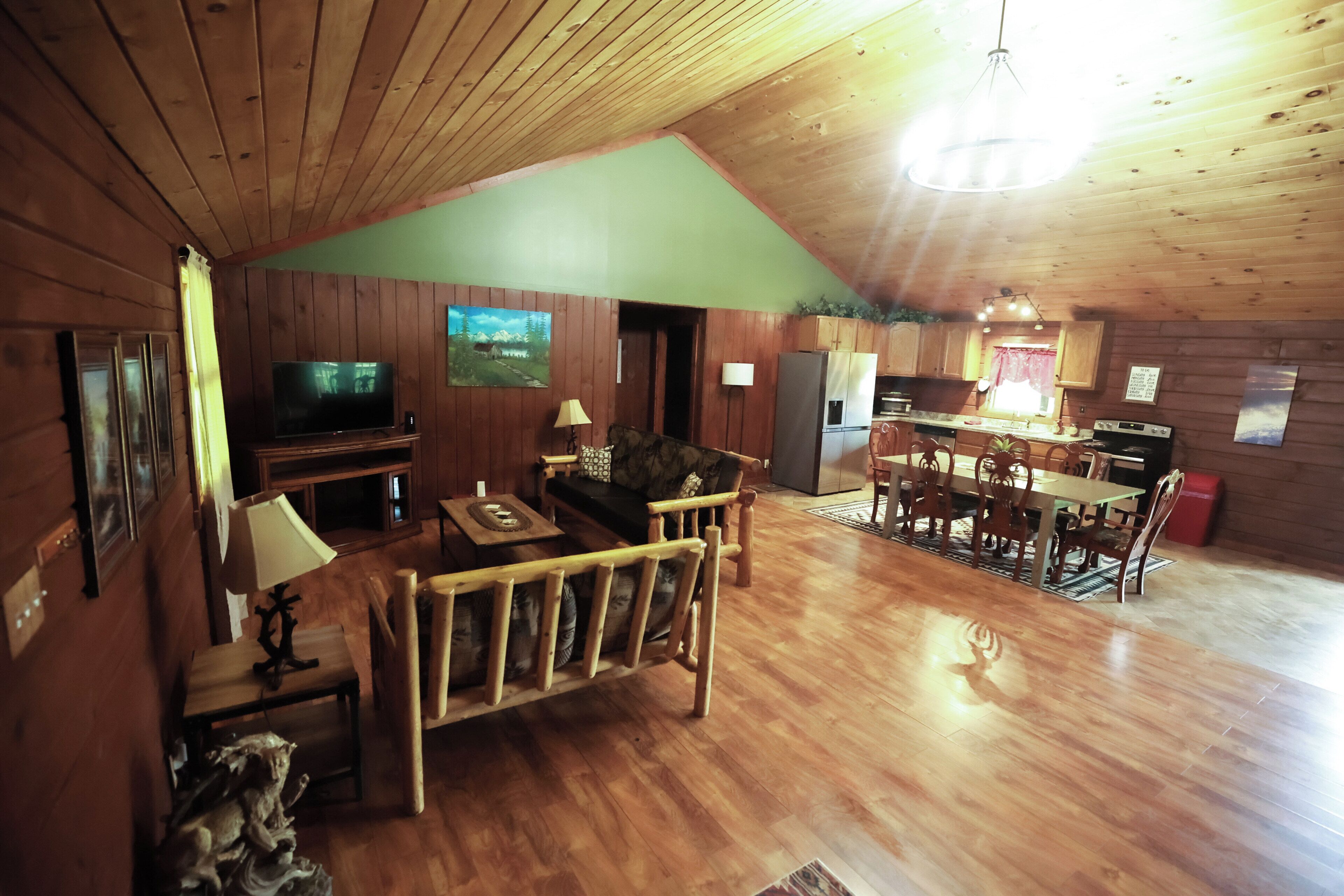 Ein gemütliches Blockhaus-Interieur mit Wohnbereich, Essplatz und Küche.