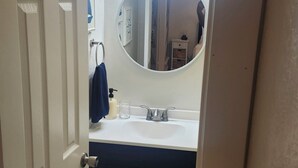Unclassified image, 4 of 17, button - Cozy 1-bedroom guest suite in lovely Corpus Christi with AC and kitchenette. (Corpus Christi)