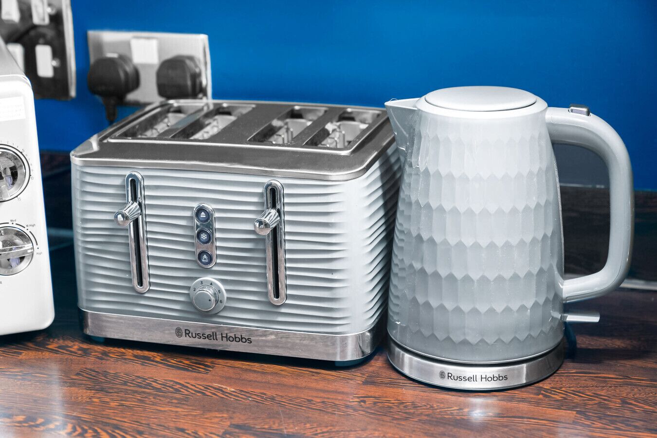Uma cozinha com torradeira, chaleira e máquina de café, todos da Russell Hobbs.