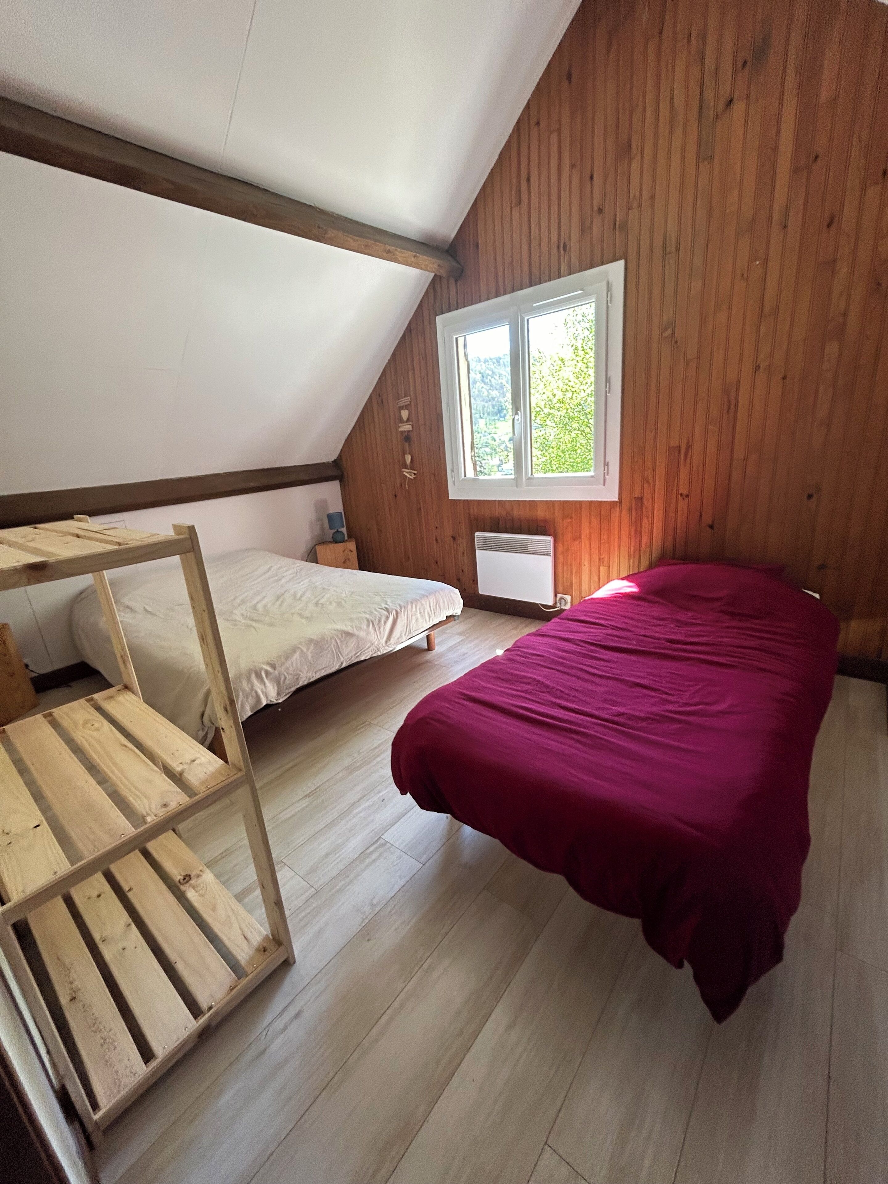 Tabla de planchar con plancha, cuna de viaje, wifi gratis y ropa de cama