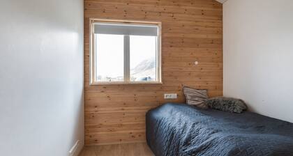 Cozy modern cottage w/Hot Tub & Sauna Mountain view
