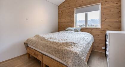 Cozy modern cottage w/Hot Tub & Sauna Mountain view