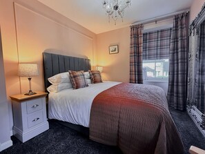 3 Schlafzimmer, Schreibtisch, Bügeleisen/Bügelbrett, WLAN