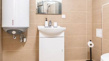 Dusche, Haartrockner, Handtücher, Seife