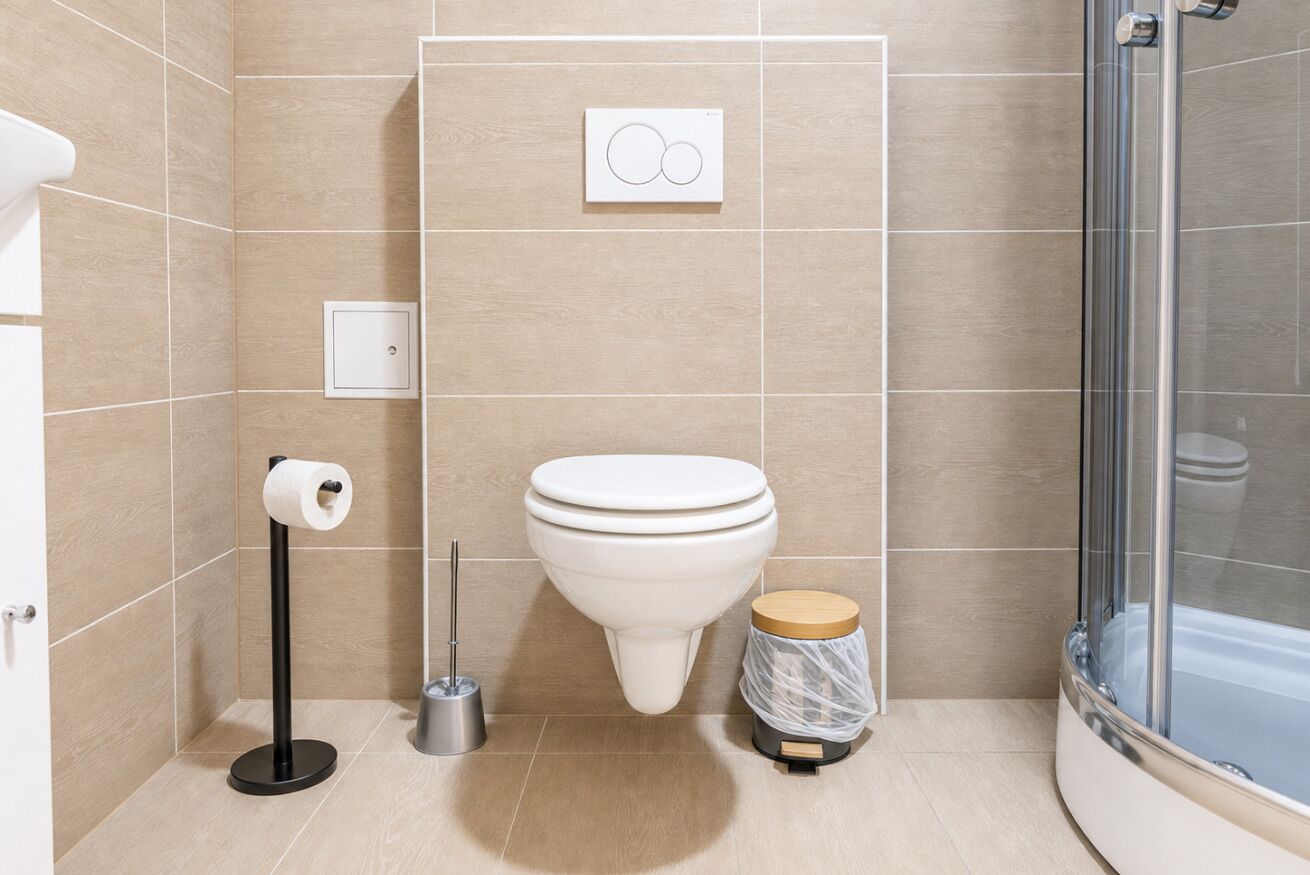Moderni kylpyhuone, jossa on wc, bidee ja suihku.