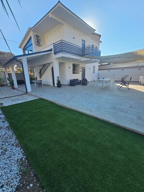 Exterior - ISOLARENTALCAR APARTMENT: APARTMENTS IN A VILLA WITH A SWIMMING POOL (Capaci)