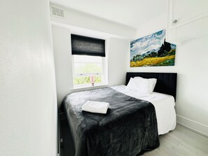 Room - Mons Sanctus - Warrick Ave, a sanctuary in the heavens (London)