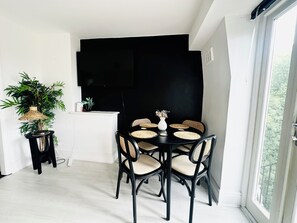 Dining - Mons Sanctus - Warrick Ave, a sanctuary in the heavens (London)