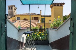 Terrace/patio - Central Modern Loft | Rooftop Patio, Full Kitchen | Great Views (Venezia)