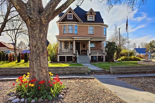 Beautiful and unique loft apartment in an historic 1908 Victorian House