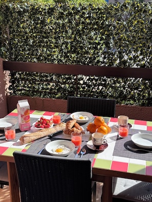 Outdoor dining - PLAGE St CLAIR APARTMENT Le Lavandou Saint Clair, for two on St. Clair Beach (Le Lavandou)