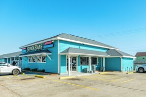 Ein blaues Gebäude mit einem Schild, auf dem "SEVEN SEAS" und "GROCERY" steht.