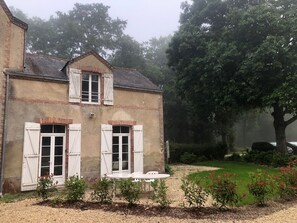 Ein zweistöckiges Haus mit Garten.
