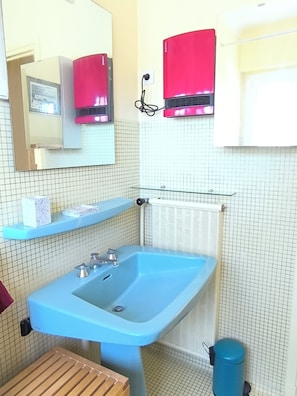 Een haardroger, een bidet, handdoeken, zeep