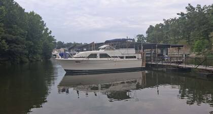 One of a kind 2 cabin boat with 2 ac units in the heart of nature in Camdenton