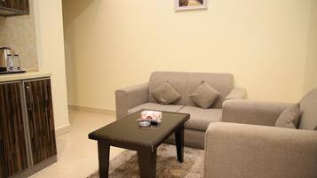 Una sala de estar con un sofá, una mesa de centro y un aparador.