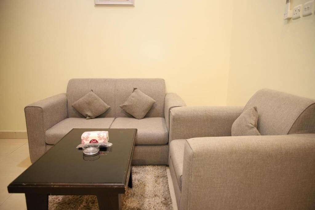 Una sala de estar con un sofá, una mesa de centro y una alfombra.