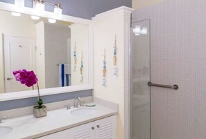 Apartment, Balkon, Gartenblick | Badezimmer