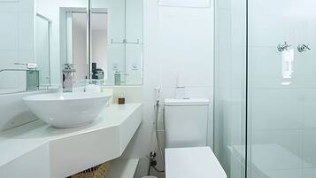 Deluxe Apartment, Beach View | Bathroom