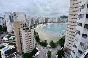 Ein Hochhaus mit einer gewundenen Straße, die zum Strand führt.