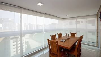 Deluxe Apartment, Beach View | Dining
