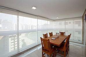 Deluxe Apartment, Beach View | Dining - SHB - Estilo e Conforto com Área Gourmet (Guarujá)