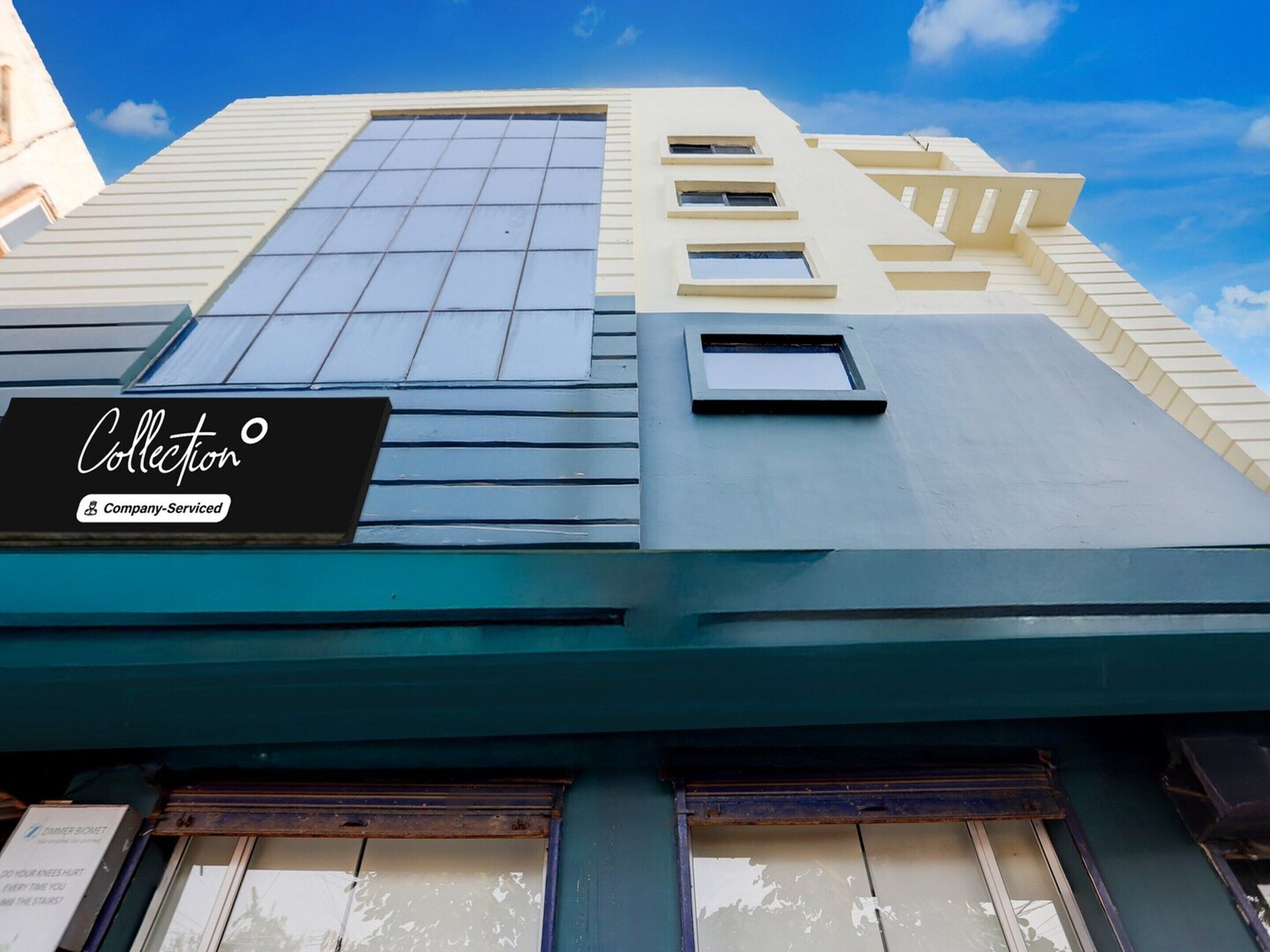 En bygnings facade med et skilt, der står 'Collection Company-Serviced'.