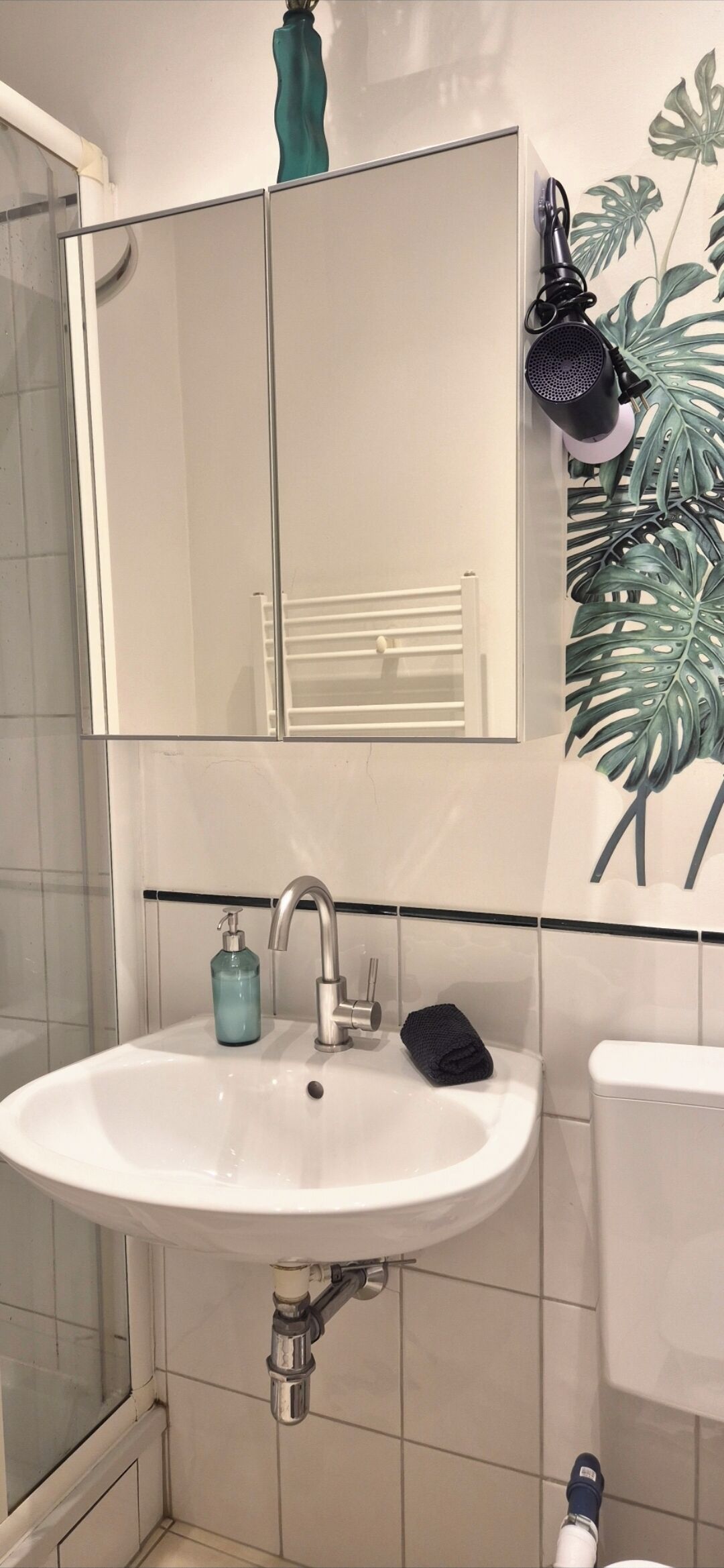 Ducha, secador de pelo, toallas y jabón