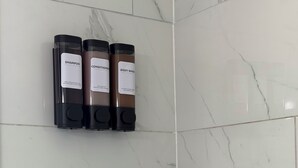 Bathroom amenities - Blue Luxe Getaway Stylish 2BR Near Downtown (Houston)