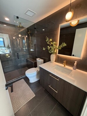 Bathroom - 3-bedroom Condo in Kelowna on Lake Okanagan with AC and Gym (Kelowna)