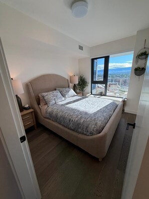 Room - 3-bedroom Condo in Kelowna on Lake Okanagan with AC and Gym (Kelowna)