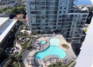 Pool - 3-bedroom Condo in Kelowna on Lake Okanagan with AC and Gym (Kelowna)