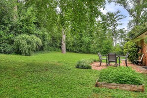 Outdoor dining - Fully Furnished 4BR Home on a Cul de Sac Near Augusta National (Augusta)